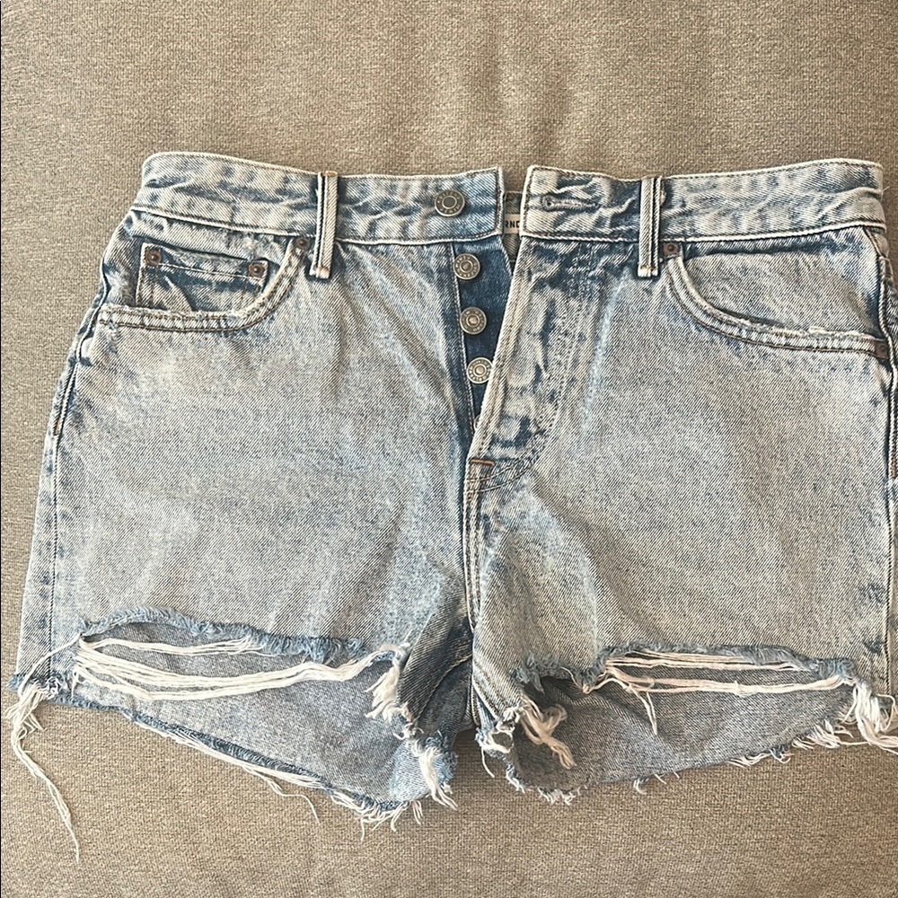 GRLFRND Helena distressed denim short